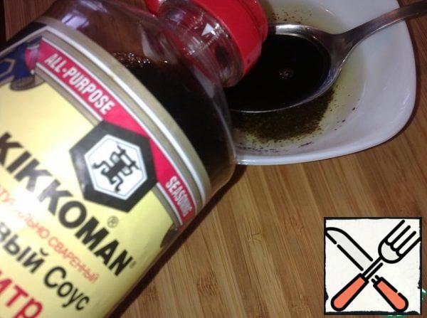 Prepare the sauce for salad dressing. Mix vegetable oil with soy sauce, sugar, ground pepper and salt to taste.