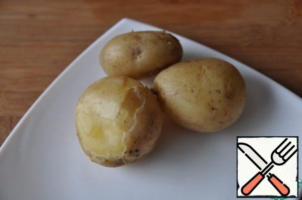 Boil new potatoes in the "uniform".