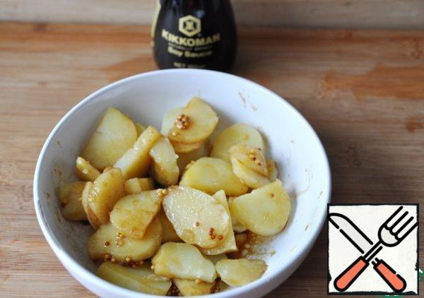 Fill the warm potatoes with garlic with the dressing, mix, leave to soak.