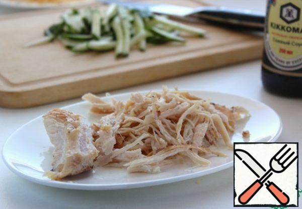 Cut the chicken fillet into strips or divide into fibers. I do not know why, but personally I prefer separation, and it seems there is no difference.