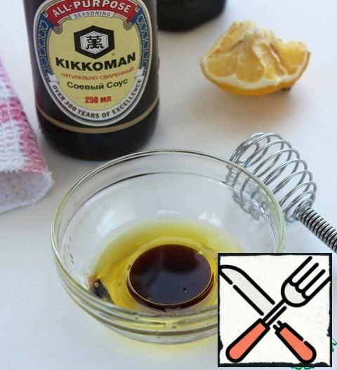 Prepare the dressing. In a Cup, pour vegetable oil, soy sauce, lemon juice.