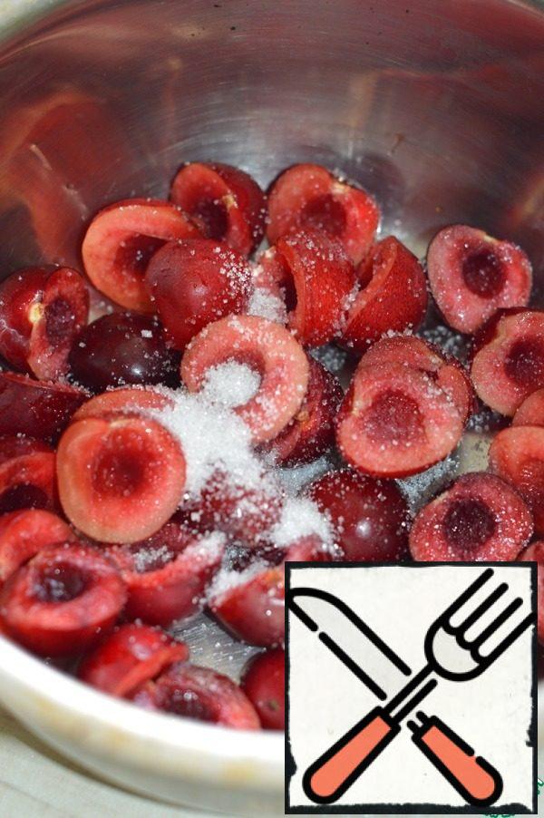2. Wash the cherries, cut them into 2 halves, and remove the seeds. Put the cherries in a ladle or saucepan, add sugar.