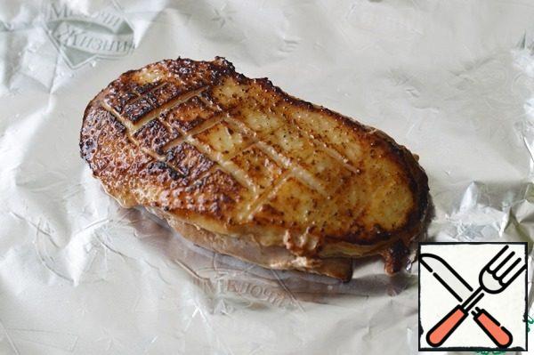 4. Heat the pan, put the breast skin down and fry until Golden brown. then flip and fry on the other side. Then put the breast in the oven and cook for another 5-7 minutes, depending on what kind of roasting you like. Then remove the duck and cut into slices.
