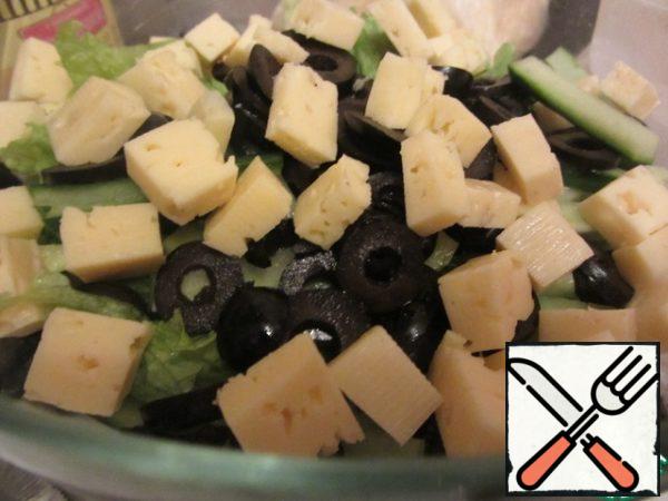 Cut the cheese into cubes (not very small), olives into rings.