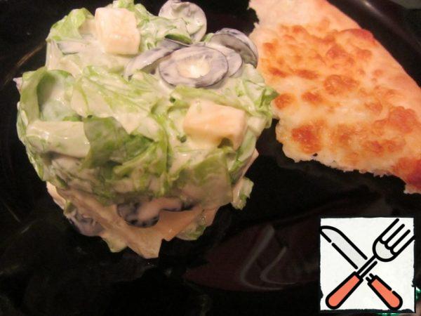 Pour lemon juice, season with mayonnaise (or other dressing to your taste), salt and pepper to taste. Serve in portions (as I do) or in a common salad bowl.
You can decorate with olives, herbs or whatever your imagination tells you. I just put an olive on top)