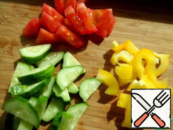 Pepper, tomato and cucumber cut into small slices.