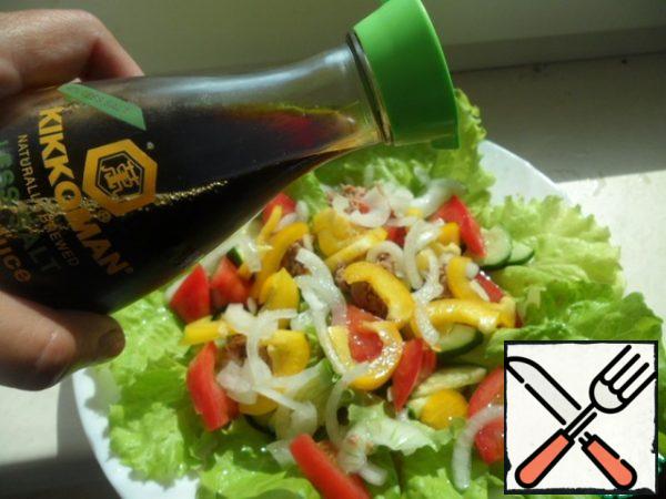Put lettuce leaves on a plate, tomatoes, cucumbers, bell peppers, tuna and pickled onions on them. Sprinkle everything with soy sauce. Next, lay out the poached eggs and serve to the table.