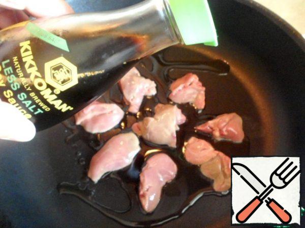 Chicken liver cut off from the films and fry in vegetable oil, drizzling soy sauce.