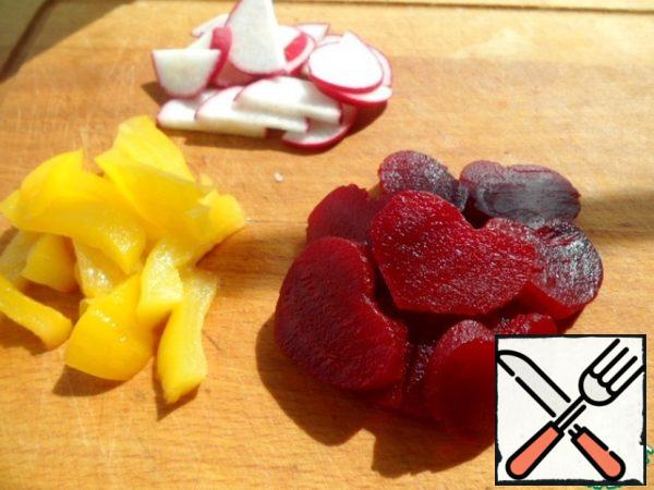 Peel the peppers and cut them into slices, cut the radishes into half- rings, and cut the beets into small hearts.