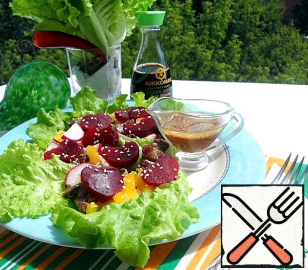 Put the lettuce leaves on a plate, all the vegetables and liver on them, sprinkle with sesame seeds and serve with the ready sauce.