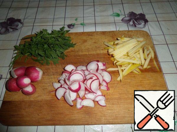 Cut the vegetables : radish- half rings, Apple-straws. Cheese three on a small grater.
