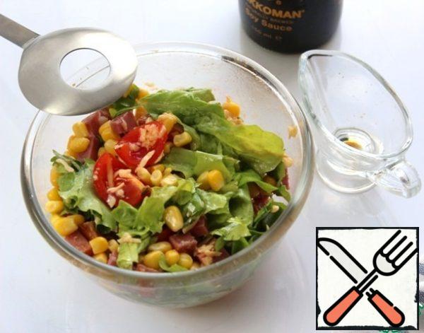 In a bowl, combine all the ingredients, pour the dressing, and pepper. The salad does not need salt , due to the cheese, soy sauce and ham taste is balanced.