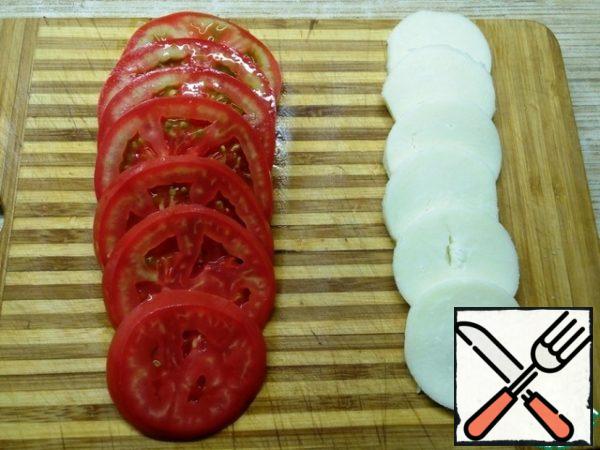 Cut the tomatoes and cheese into slices.