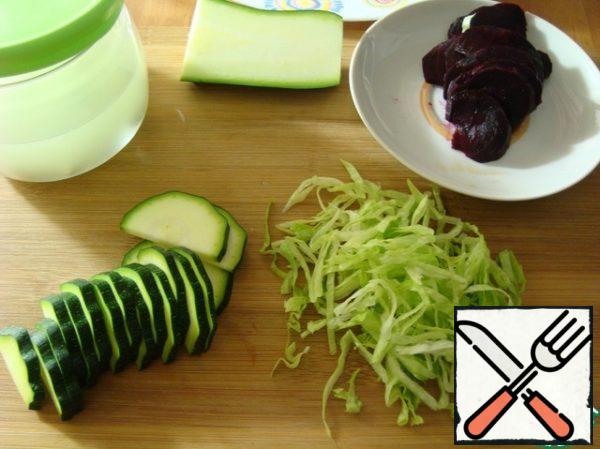 Cut the zucchini and beets in half and cut them into very thin slices. Lettuce leaf is twisted and thinly cut.