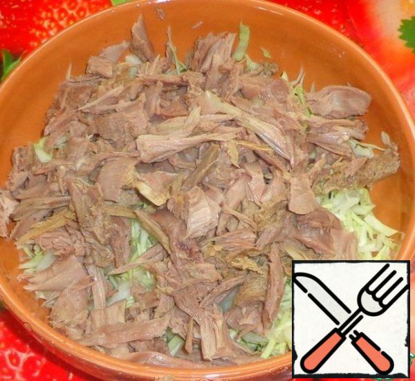 Cut the meat into small pieces and add to the cabbage.