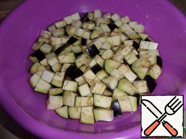 Cut eggplant fill with water and leave for 10 minutes .
