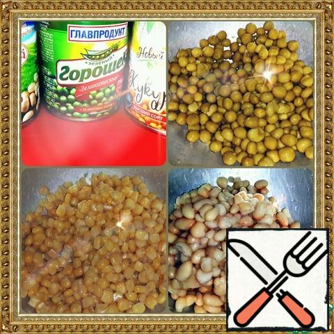 Pass beans, peas, and corn through a colander. Cut the garlic.