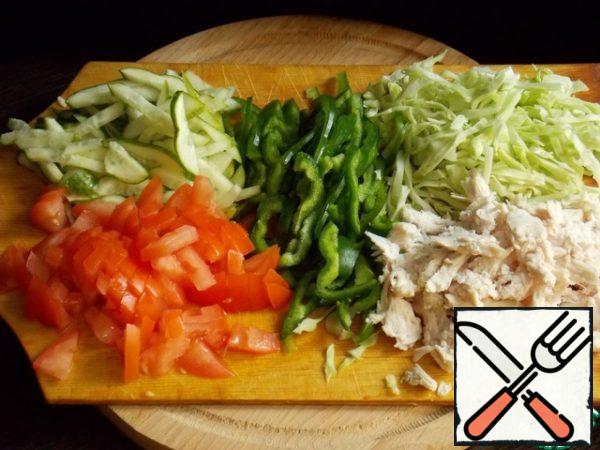 Cut the vegetables and fillets at your discretion and mix. Cabbage should be taken early, with tender leaves. For such a portion, only 2 small sheets are enough.
Or replace it with another green.