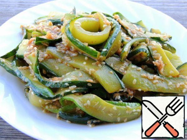 Mix everything together and serve immediately. Cucumbers should spend no more than 2-3 minutes in the pan. Salad with fried cucumbers is ready.