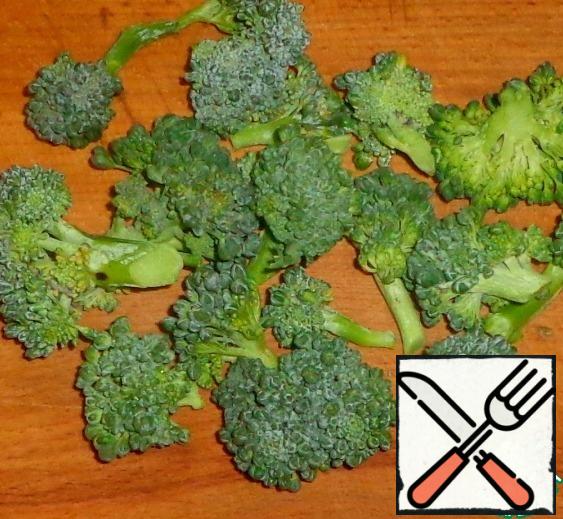 Sort out the broccoli, then cut into several parts.