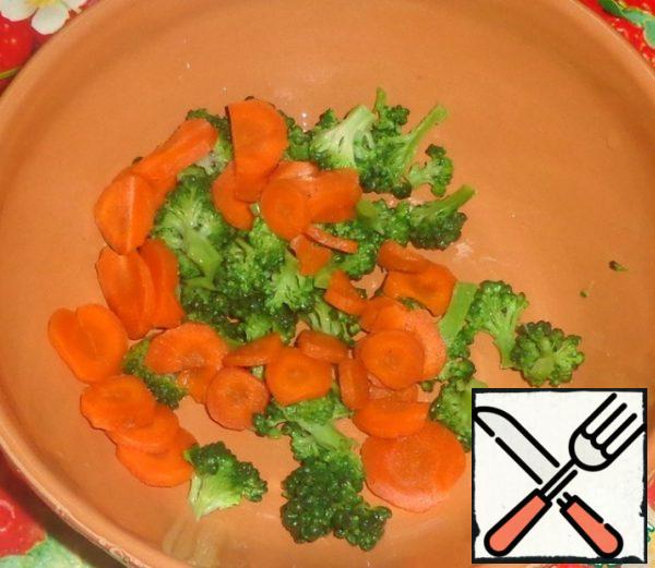 Boil the carrots, cool and cut into circles. I have the small carrot size.