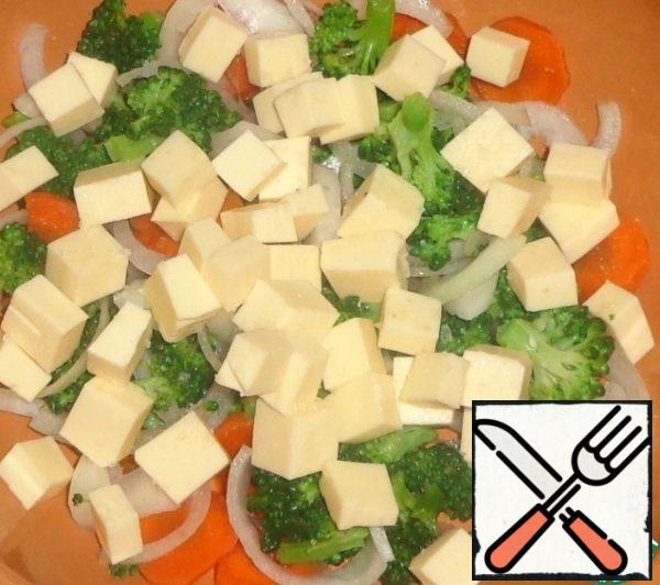 Cut the melted cheese into cubes and add it to the salad. Mix soy sauce, olive oil and lemon juice. Season with salad and serve to the table.