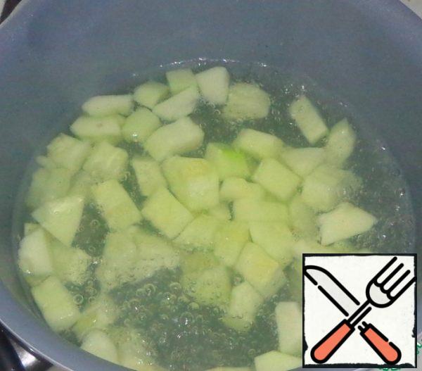 Peel the young zucchini and cut into cubes. Boil the pumpkin in salted water until soft.