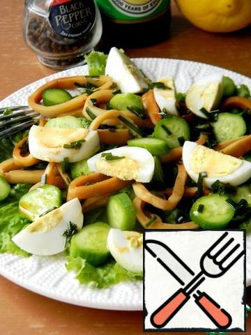 Put the squid, cucumber and egg on the lettuce leaves . Pour over the remaining marinade.
