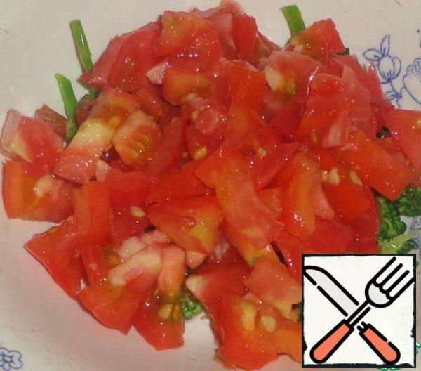 Cut the tomato into cubes and combine with the broccoli.