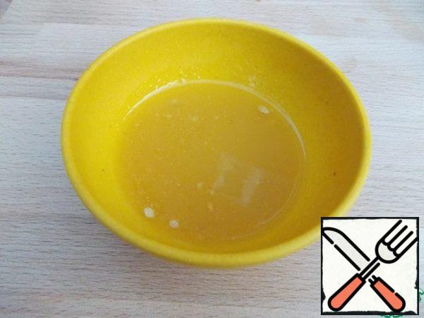 Squeeze the juice from the orange, add sugar and butter, put on fire, cook, stirring, at a strong boil, until the sauce is half evaporated. Non-parliamentary. Season the salad with the resulting sauce.