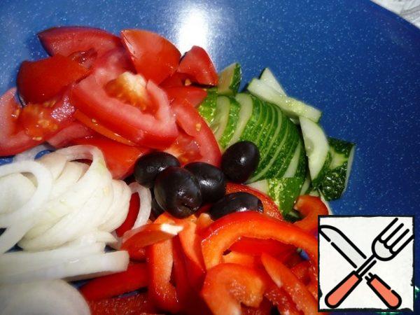 Cucumber, tomato, pepper cut into slices, onion rings. Add whole olives.