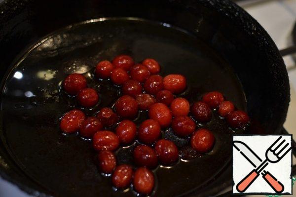 Wash and dry the cranberries. Heat 2 tablespoons in a frying pan . spoon of oil 3 minutes to fry the cranberries, a little sprinkle with sugar and caramelize.