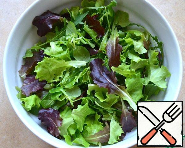 First of all, boil hard-boiled eggs. While they are cooking , we will prepare the salad...
Wash the salad mix thoroughly and dry it carefully. Put the lettuce leaves in a large salad bowl.