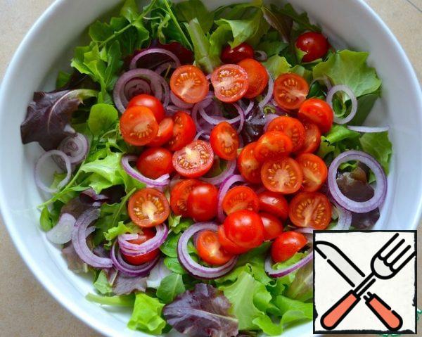 Wash, dry and cut cherry tomatoes in half. Put in the salad.
