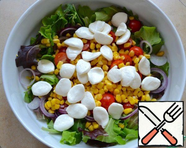 Cut the mozzarella into small cubes and put it in a salad. This time I have such a small mozzarella.