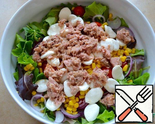 Drain the excess oil from the canned tuna and also add to the salad.