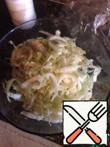 Cut the cabbage thinly.