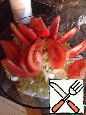 Cut the tomatoes into thin slices.