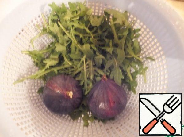 Wash the arugula and figs and let the water drain.