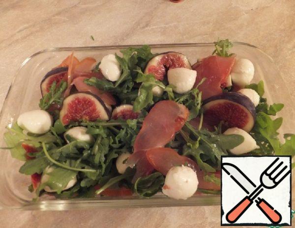 Salad with Salmon, Arugula and Figs Recipe