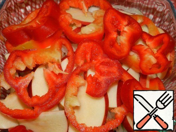 Cut the pepper into rings , put the Apple and pepper in a salad bowl with the rest of the ingredients.