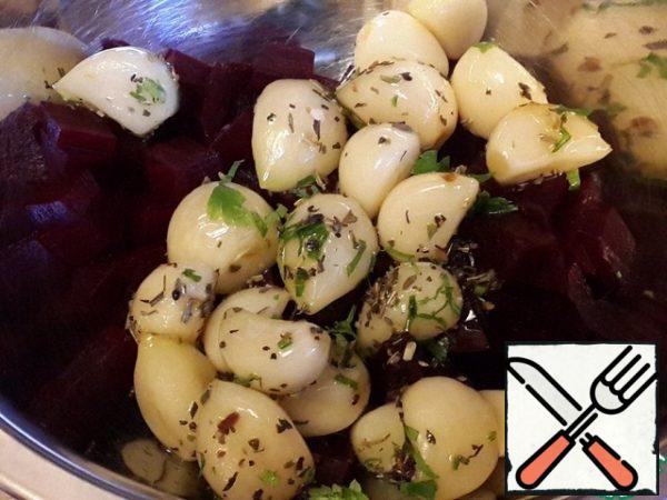 Cut the cooled beetroot into cubes, add the fried garlic to it, and add a little salt.