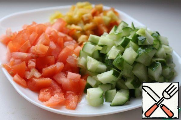 Bulgarian pepper, tomato and cucumber (if the cucumber has a dense skin, it is better to remove it ) cut into small cubes.