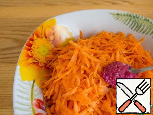 Add 1 tsp. (with a slide) of grated horseradish root.
I have a store-bought beetroot.
You can add more to your liking.
And mix well with the carrots.