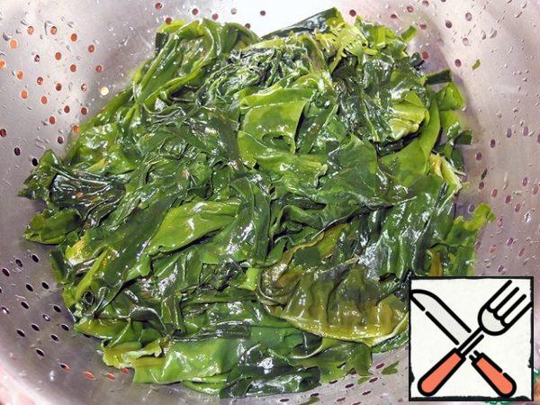 Pour cold water over the dried seaweed and leave it for 30 minutes .
Wash the soaked cabbage and sort it out.