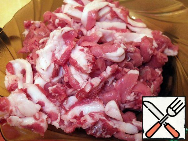 Cut a piece of fat meat into thin slices and fry in a small amount of vegetable oil . Remove from the stove.