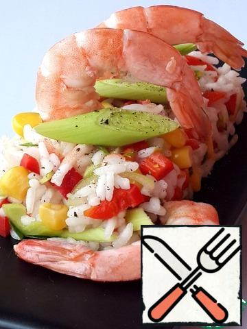 Put the salad on a plate , pour the dressing over it immediately, or serve it separately.
Garnish with shrimp tails.