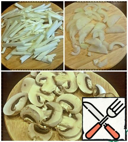 The salad is fried on a high heat , so all the ingredients must be prepared in advance and sliced.
Cut the mushrooms into plates , onions into half -rings, and Peking cabbage into straws.