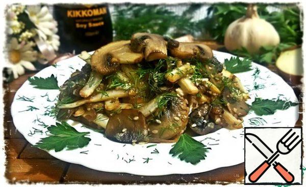 If desired, sprinkle the salad with pepper and finely chopped dill.
A warm salad of mushrooms and Peking cabbage is ready. Please come to the table.