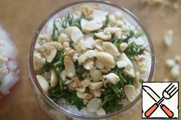 Then there is a layer of rice, mayonnaise, chopped dill greens and everything is sprinkled with peanuts on top.
Then serve to the table and enjoy.